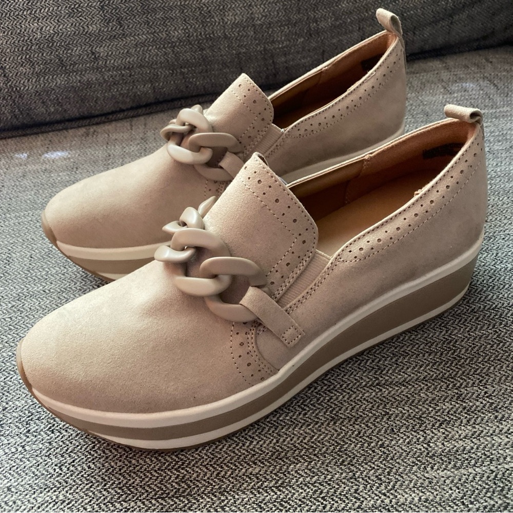 Size 11 Fits like 10-10.5 Mad Love Beige Chain Detail Wedge Loafers